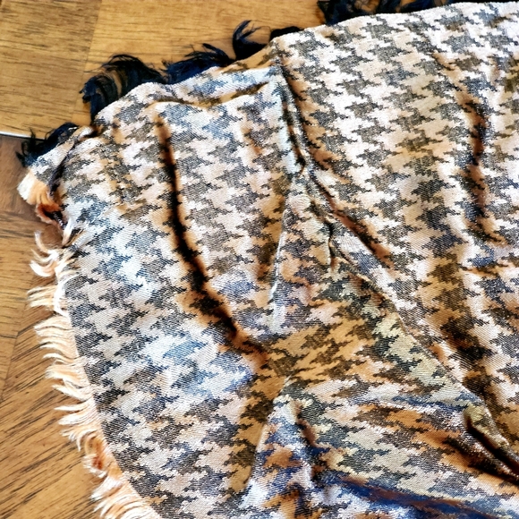 Beautiful Gold & Brown Houndstooth Silk Scarf - Picture 4 of 7